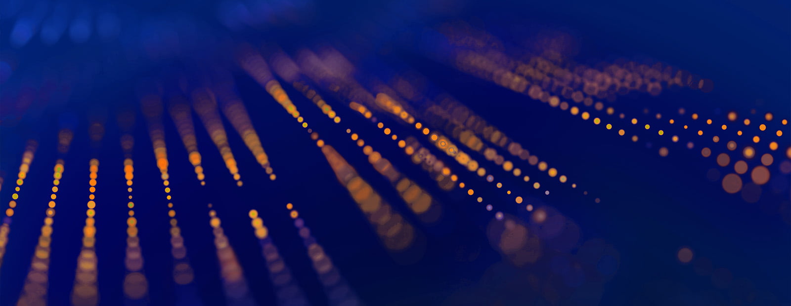 Abstrakte Darstellung von Lichtpunkten und Lichtlinien in Blau- und Orangetönen, die digital vernetzte Daten symbolisieren, passend für eine IT- und Serviceprovider-Webseite.
