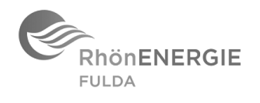 Logo von RhönENERGIE Fulda, bestehend aus einem stilisierten Wellen- und Flammenmotiv in Grautönen, symbolisiert Energie und Dynamik.