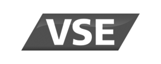 Logo von Prego Services, dargestellt als stilisiertes, schräg gestelltes Rechteck mit den Buchstaben VSE in Weiß auf dunkelgrauem Hintergrund.