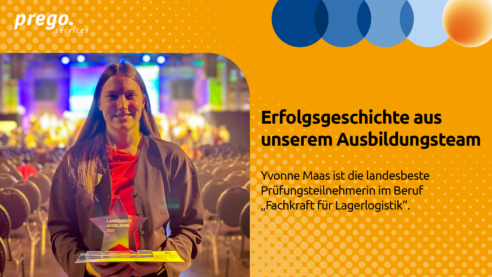 Eine junge Frau hält stolz eine Trophäe, die sie als landesbeste Auszubildende im Bereich Lagerlogistik 2025 auszeichnet, während sie vor einer Menschenmenge in einem beleuchteten Saal steht.