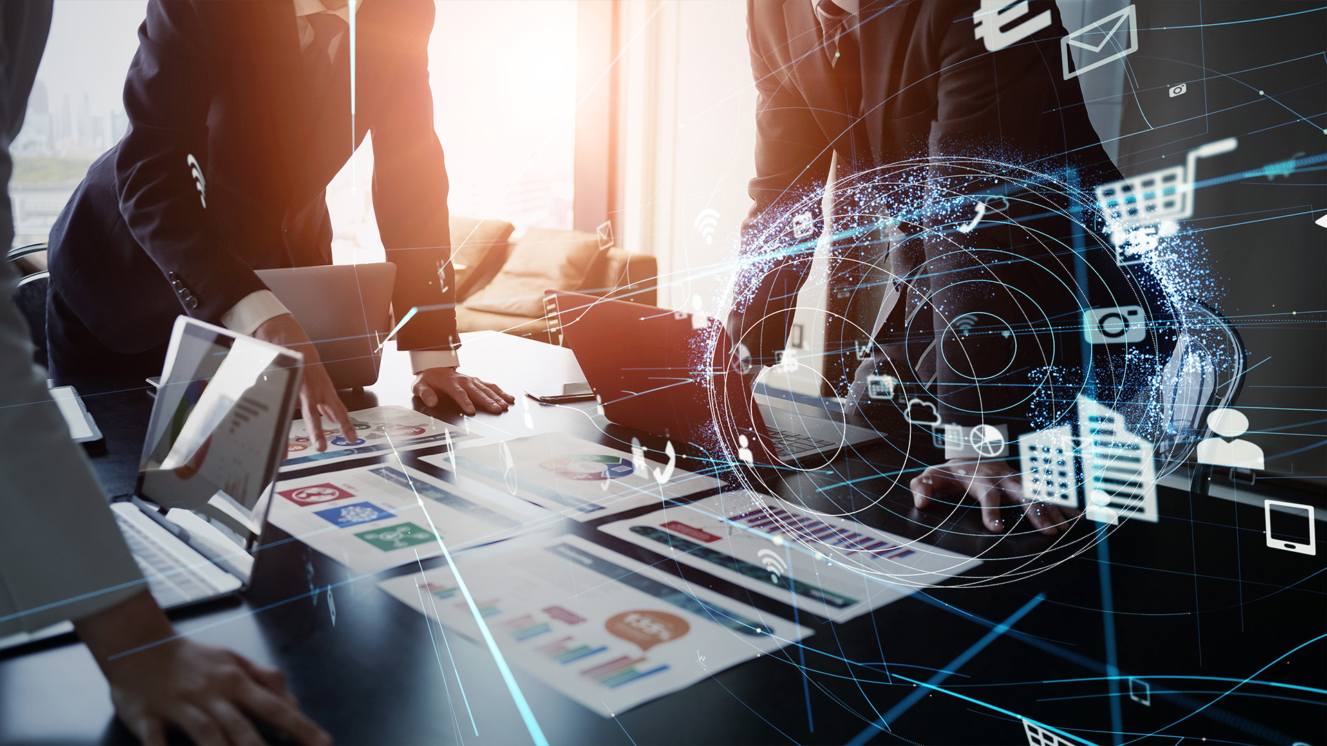 Zwei Personen in Anzügen diskutieren über digitale Diagramme und Grafiken auf einem Tisch, während ein Netzwerk von Symbolen und Daten visualisiert wird.