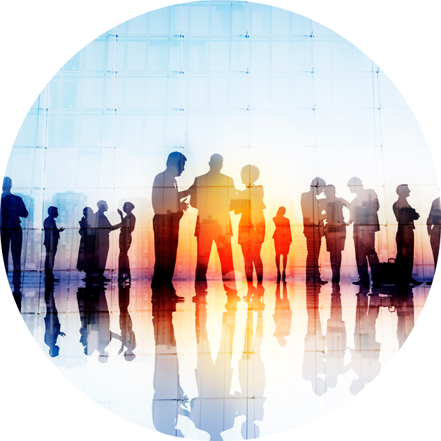 **Alt-Text:** Silhouetten von Menschen in einem modernen Büro, die miteinander kommunizieren, vor einer Glaswand.