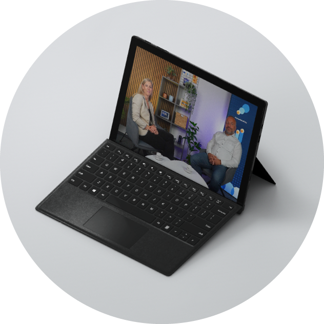 Digitale Lösungen für Energieversorger Laptop mit Video von zwei Personen im Gespräch über digitale Transformation und IT-Services.